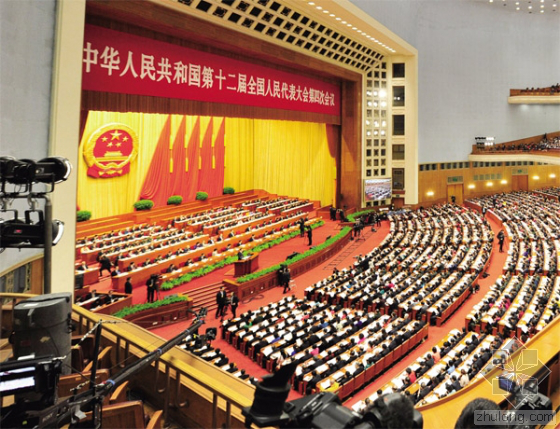 當(dāng)日上午，國務(wù)院總理李克強(qiáng)在會(huì)上做了2016年政府工作報(bào)告。